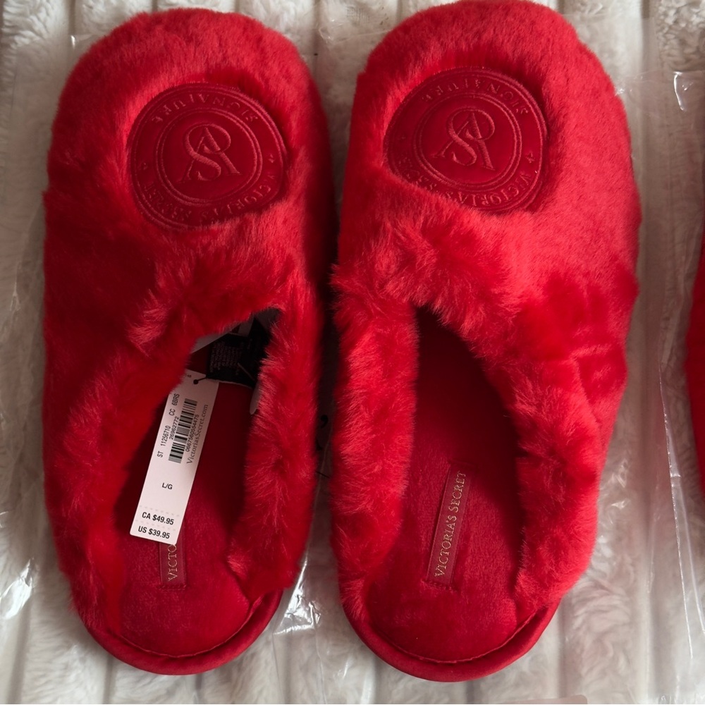 COPY - NWT Victoria’s Secret Faux Fur Red closed toe slippers  
S 
Valentine…